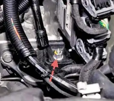 Desmontaje e instalación de transmisión manual Renault Duster