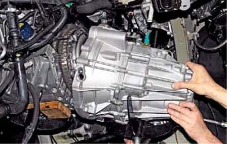 Desmontaje e instalación de transmisión manual Renault Duster