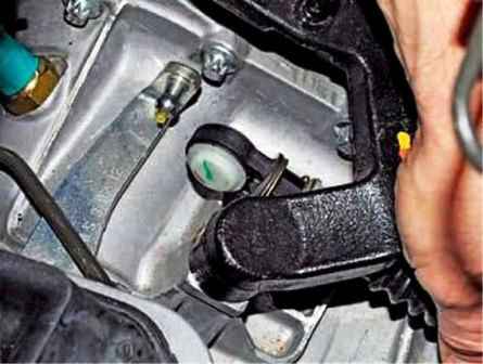 Зняття механізму управління КПП Renault Duster