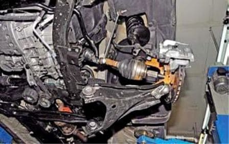 Снятие и ремонт приводов передних колес Renault Duster