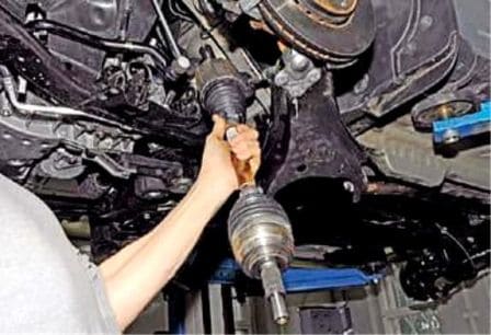 Снятие и ремонт приводов передних колес Renault Duster