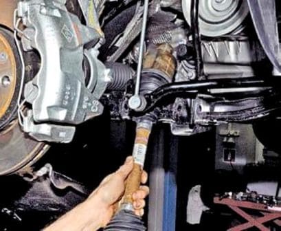 Зняття та ремонт приводів передніх коліс Renault Duster