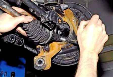 Зняття та ремонт приводів задніх коліс Renault Duster
