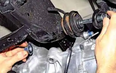 Removal and installation of rear gearbox Renault Duster