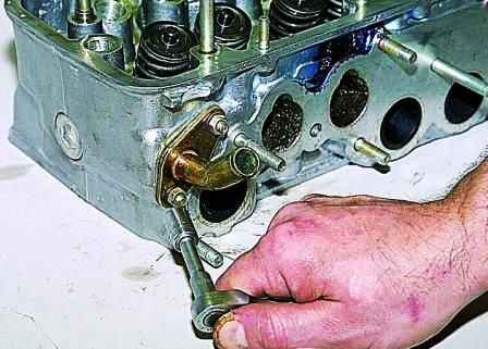 Disassembly of the VAZ-2123 cylinder head