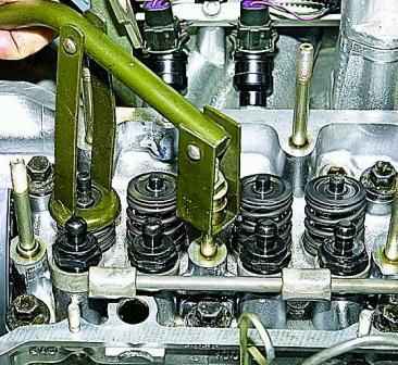 Disassembly of the VAZ-2123 cylinder head