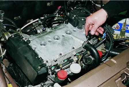 Как снять топливную рампу и регулятор двигателя ВАЗ-2112