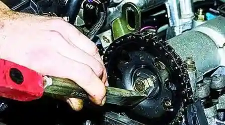 Removing the cylinder head of the VAZ-2123 engine