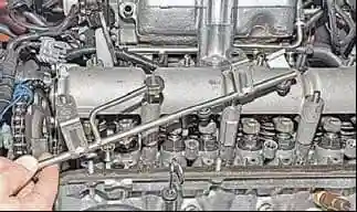 Removing the cylinder head of the VAZ-2123 engine