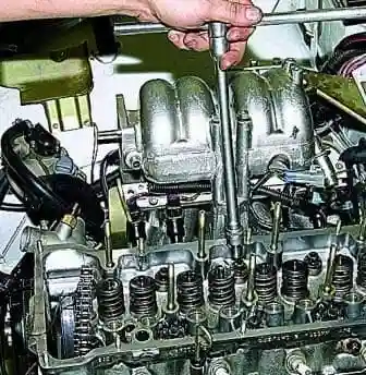 Removing the cylinder head of the VAZ-2123 engine