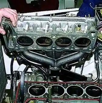 Removing the cylinder head of the VAZ-2123 engine