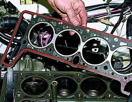 Removing the cylinder head of the VAZ-2123 engine