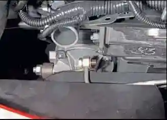 Removing the cylinder head of the VAZ-2123 engine