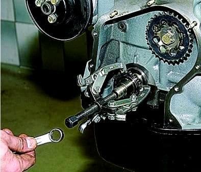 Removal and fault finding of timing drive parts for VAZ-2123 engine
