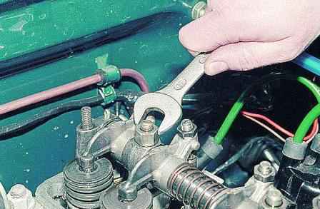How to remove and install the ZMZ-402 cylinder head