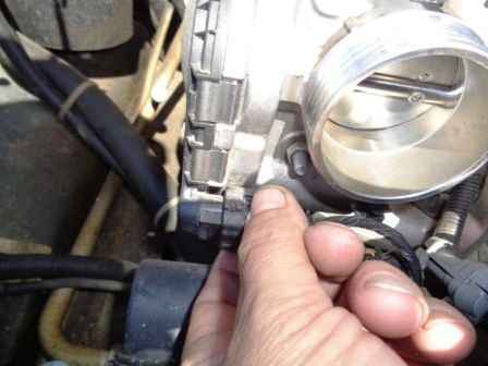 How to remove and install the throttle assembly with electric drive VAZ-2123