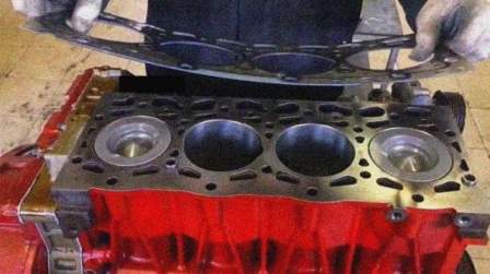 Removing and installing the cylinder head of a Cummins ISF3.8 engine