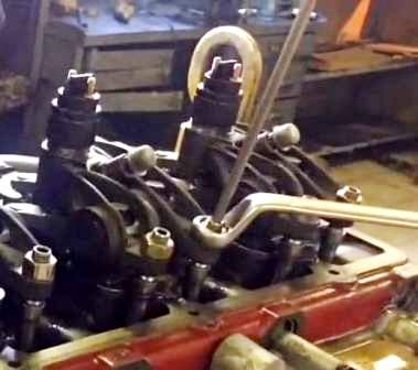 Removing and installing the cylinder head of a Cummins ISF3.8 engine