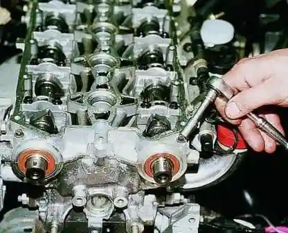 Disassembling and assembling the cylinder head of the VAZ-2112 engine