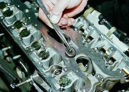 Розбирання та складання головки блоку циліндрів двигуна ВАЗ-2112