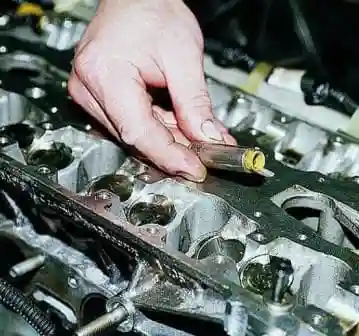 Disassembling and assembling the cylinder head of the VAZ-2112 engine