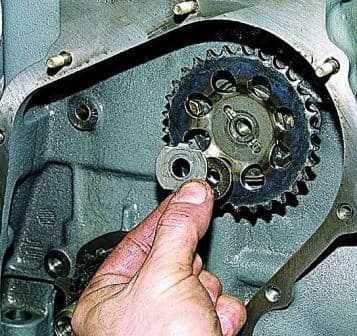 Removal and fault detection of the gear and shaft of the oil pump drive VAZ-2123