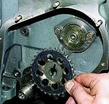 Removal and fault detection of the gear and shaft of the oil pump drive VAZ-2123