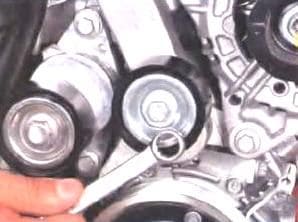Replacing the alternator belt of a Lada Largus car K4M engine