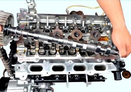 Installing the cylinder head of the K4M engine