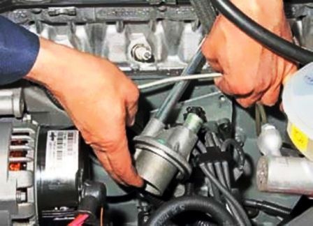 Cleaning the crankcase ventilation system of the VAZ-2123 engine