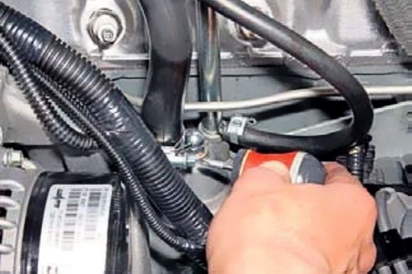 Прочистка системи вентиляції картера двигуна ВАЗ-2123