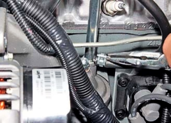 Прочистка системи вентиляції картера двигуна ВАЗ-2123