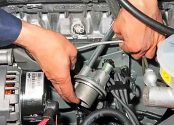 Прочистка системы вентиляции картера двигателя ВАЗ-2123