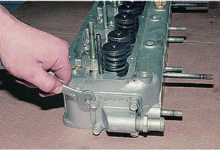 Desmontaje y montaje de la culata ZMZ-402