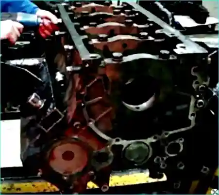 Assembling the KAMAZ engine