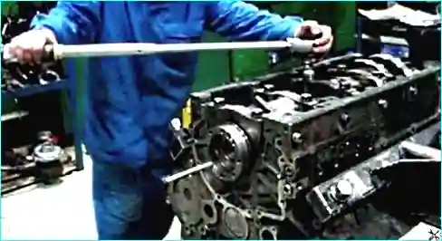 Assembling the KAMAZ engine