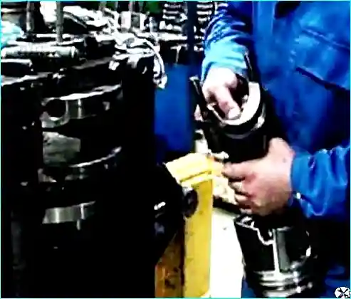 Assembling the engine of the KamAZ vehicle