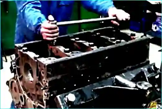 Assembling the KAMAZ engine