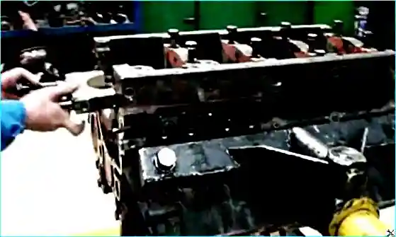 Assembling the KAMAZ engine