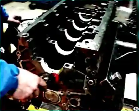 Assembling the KAMAZ engine