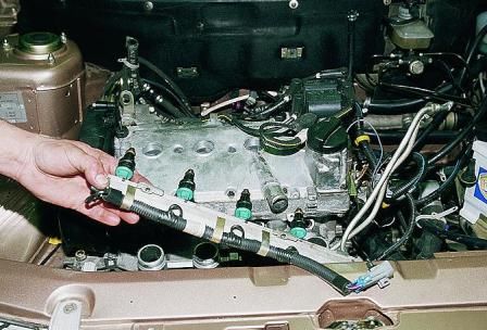 How to remove the fuel rail and regulator engine VAZ-2112