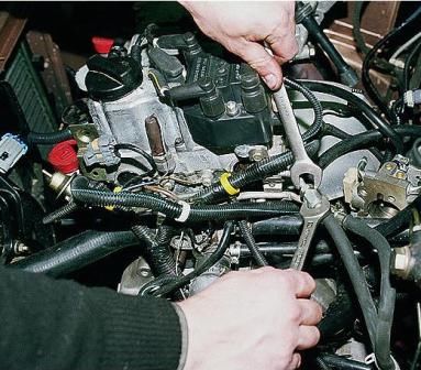 How to remove the fuel rail and regulator engine VAZ-2112