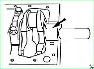 Установка пластикового щупа для измерения величины зазора