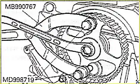 Откручивание болта крепления шкива