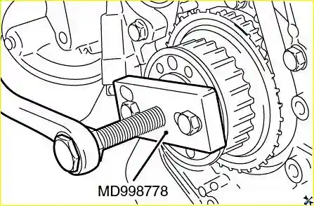 Снятие зубчатого шкива с помощью приспособления