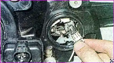 Замена лампы дальнего света