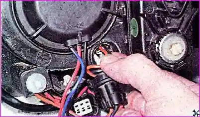 Замена лампы габаритного света