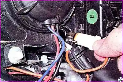 Замена лампы габаритного света