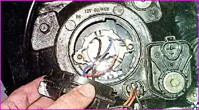 Замена лампы ближнего света