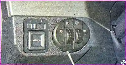 Поддеваем отверткой блок электрокорректора Замена блока корректора фар